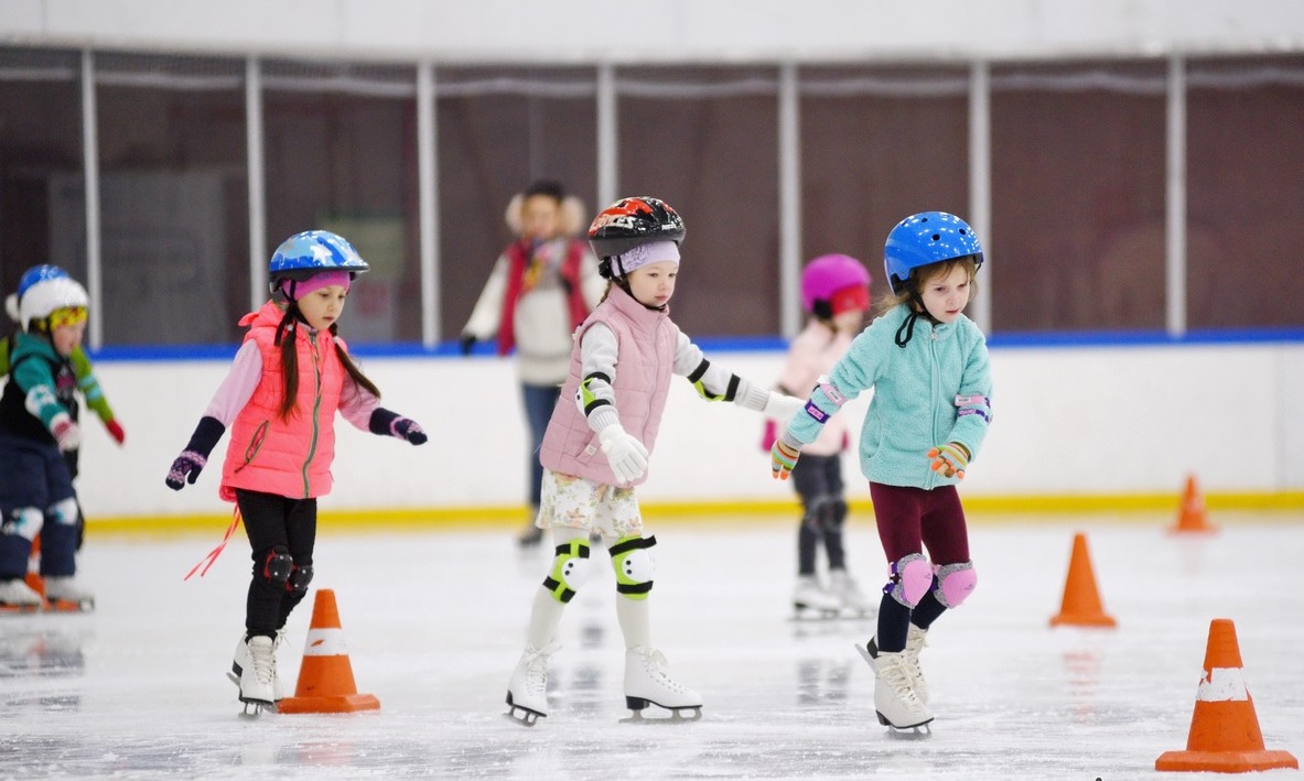 В рамках проекта «Академия родителей» в феврале проходят мастер-классы «Учимся кататься на коньках 