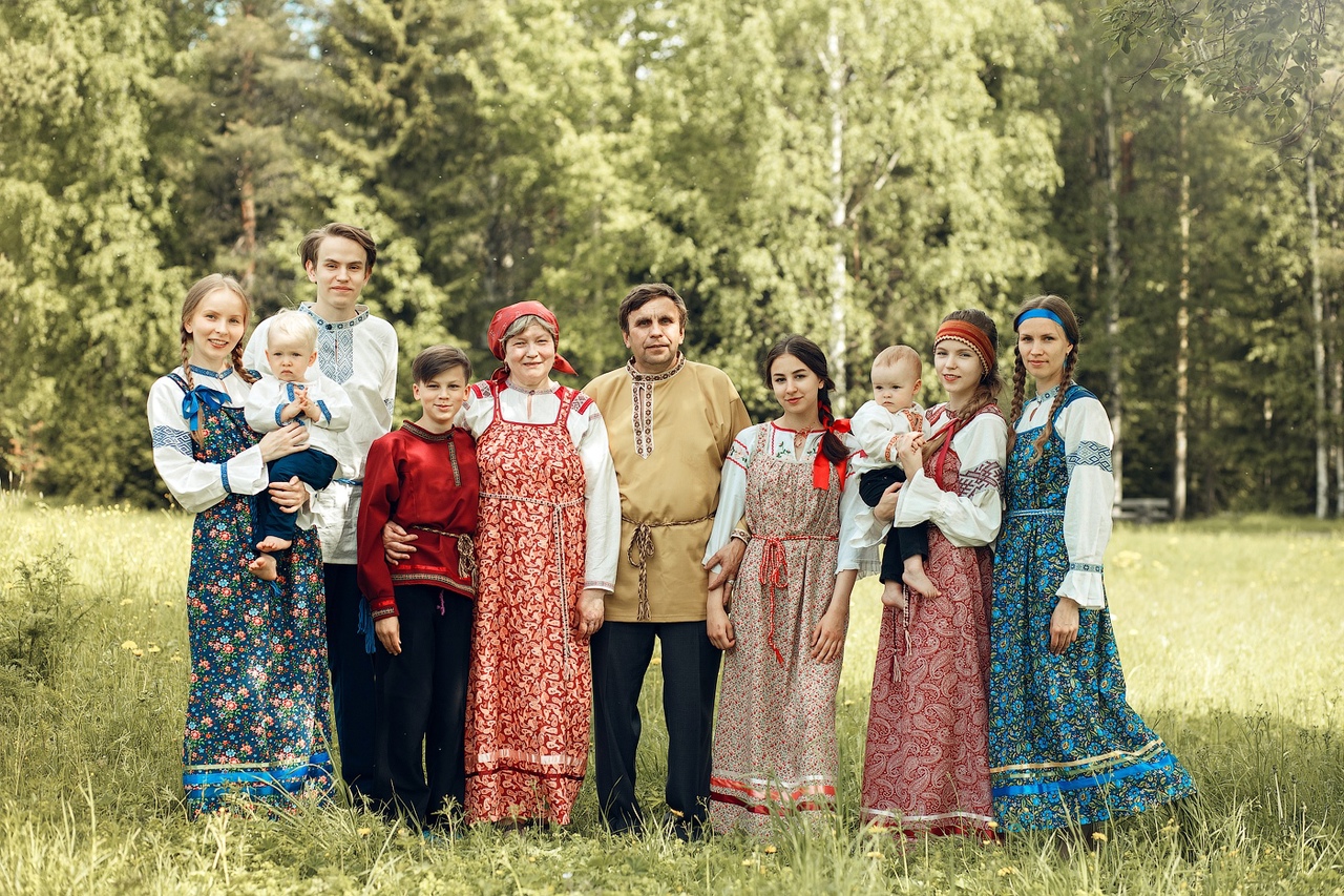 Подведены итоги областного фотоконкурса «Семья в северном народном костюме»