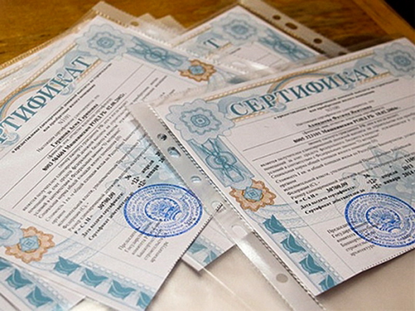 В Мирном многодетной семье Кузнецовых вручен сертификат на жилье