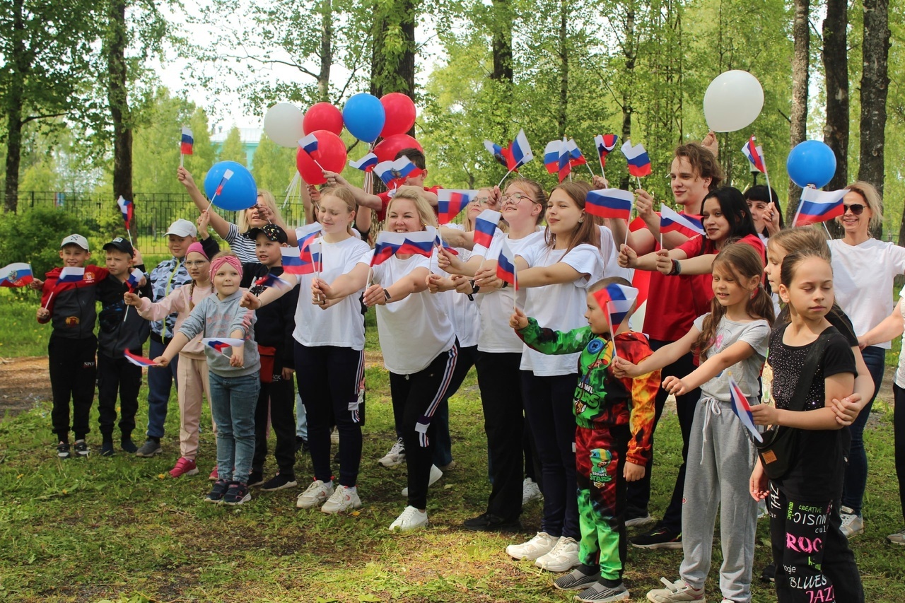 Клубы молодой семьи приняли участие во Всероссийской акции «Флаг во дворах»