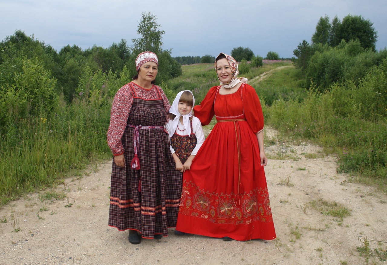 Фотовыставка «Семья в северном народном костюме» курсирует по районам Поморья