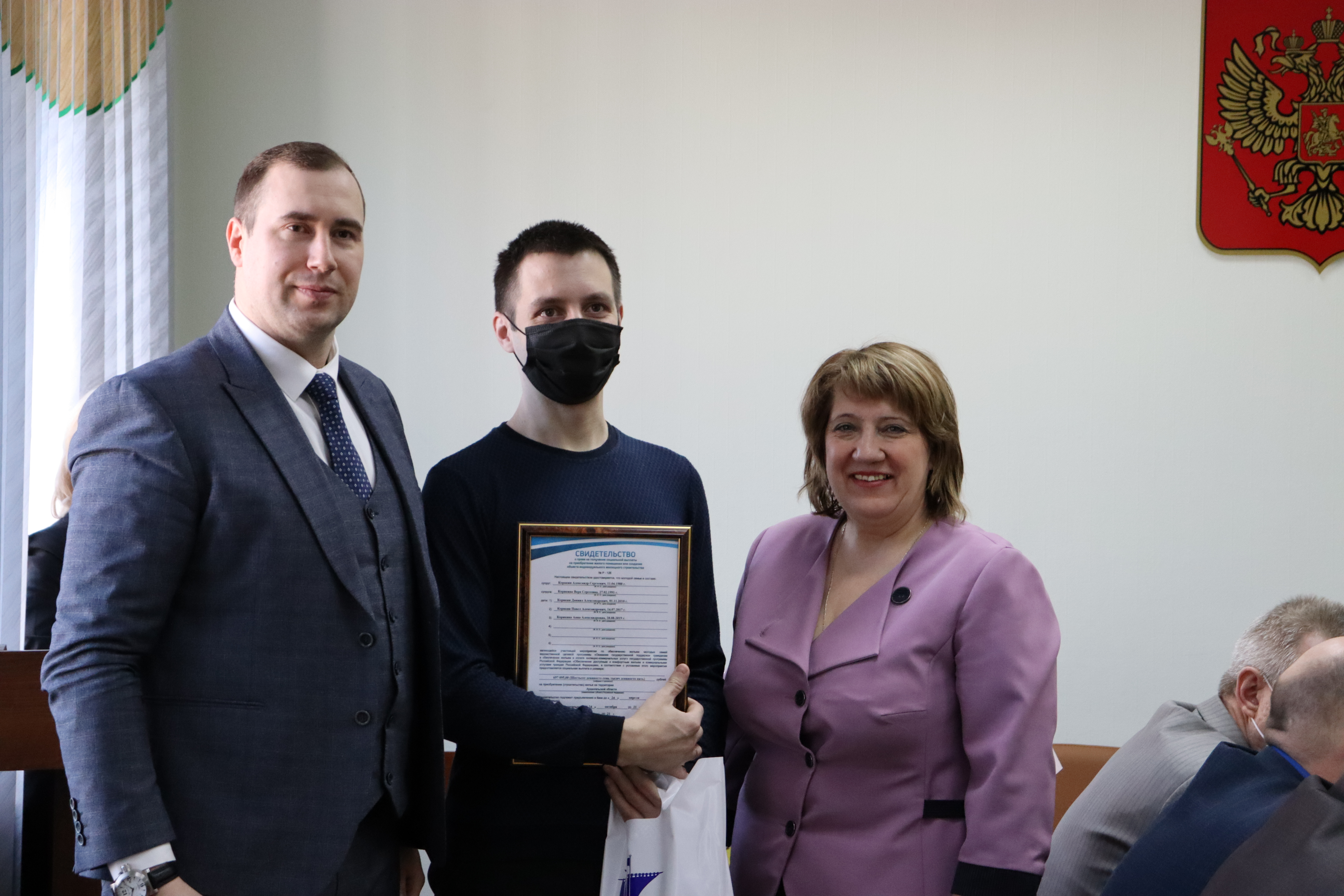 Молодые семьи Приморского района получили сертификаты на жилье